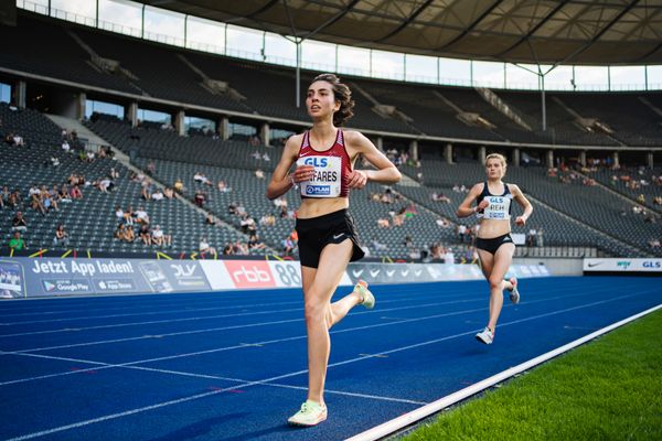 Sara Benfares (LC Rehlingen) vor Alina Reh (SCC Berlin) waehrend der deutschen Leichtathletik-Meisterschaften im Olympiastadion am 26.06.2022 in Berlin